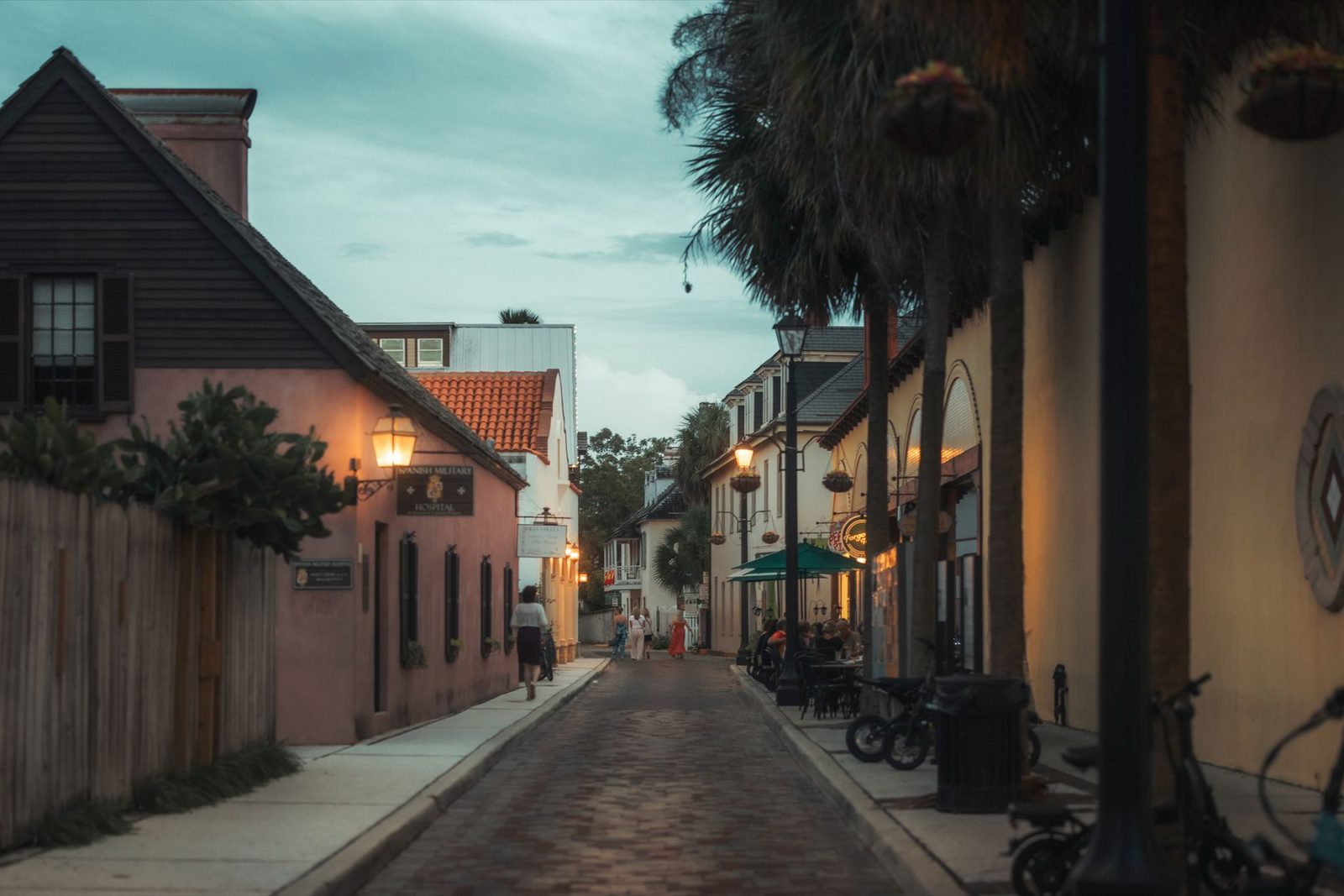 Calle al atardecer con edificios históricos en St. Augustine, Florida.