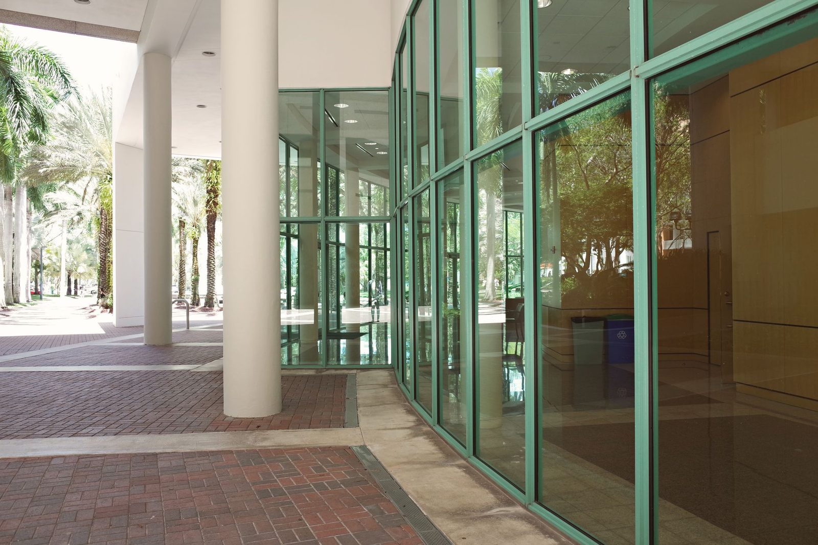 Edificio moderno con fachada verde en campus universitario de Coral Gables, Florida.