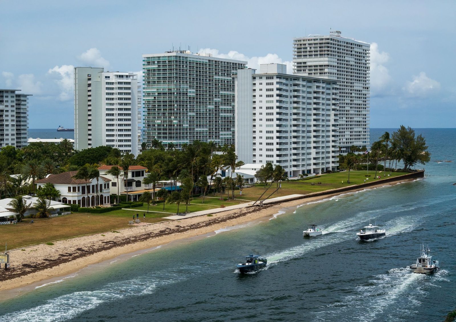 Edificios de Fort Lauderdale junto a la playa con embarcaciones en el agua.