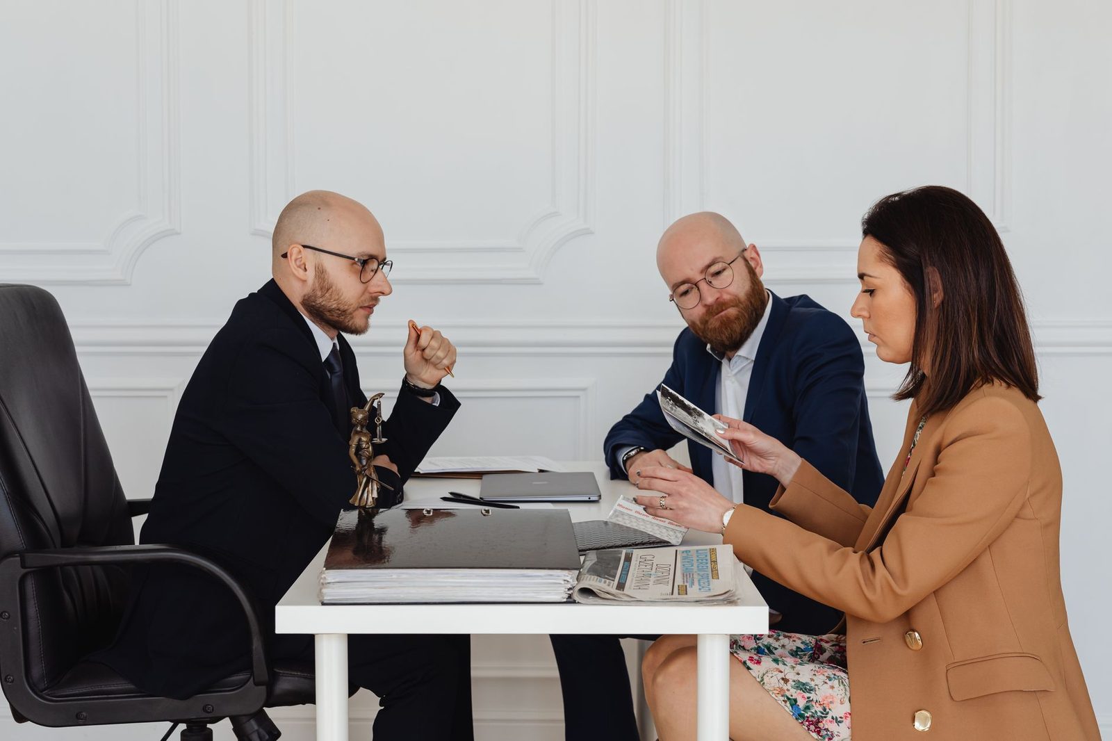 Grupo de profesionales revisando documentos en una oficina.