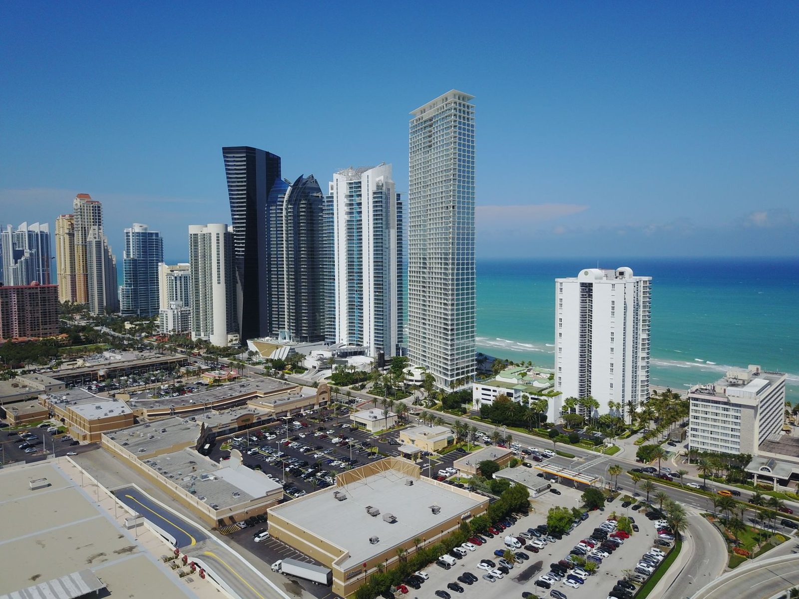 Vista aérea del horizonte de Sunny Isles Beach con rascacielos y océano.